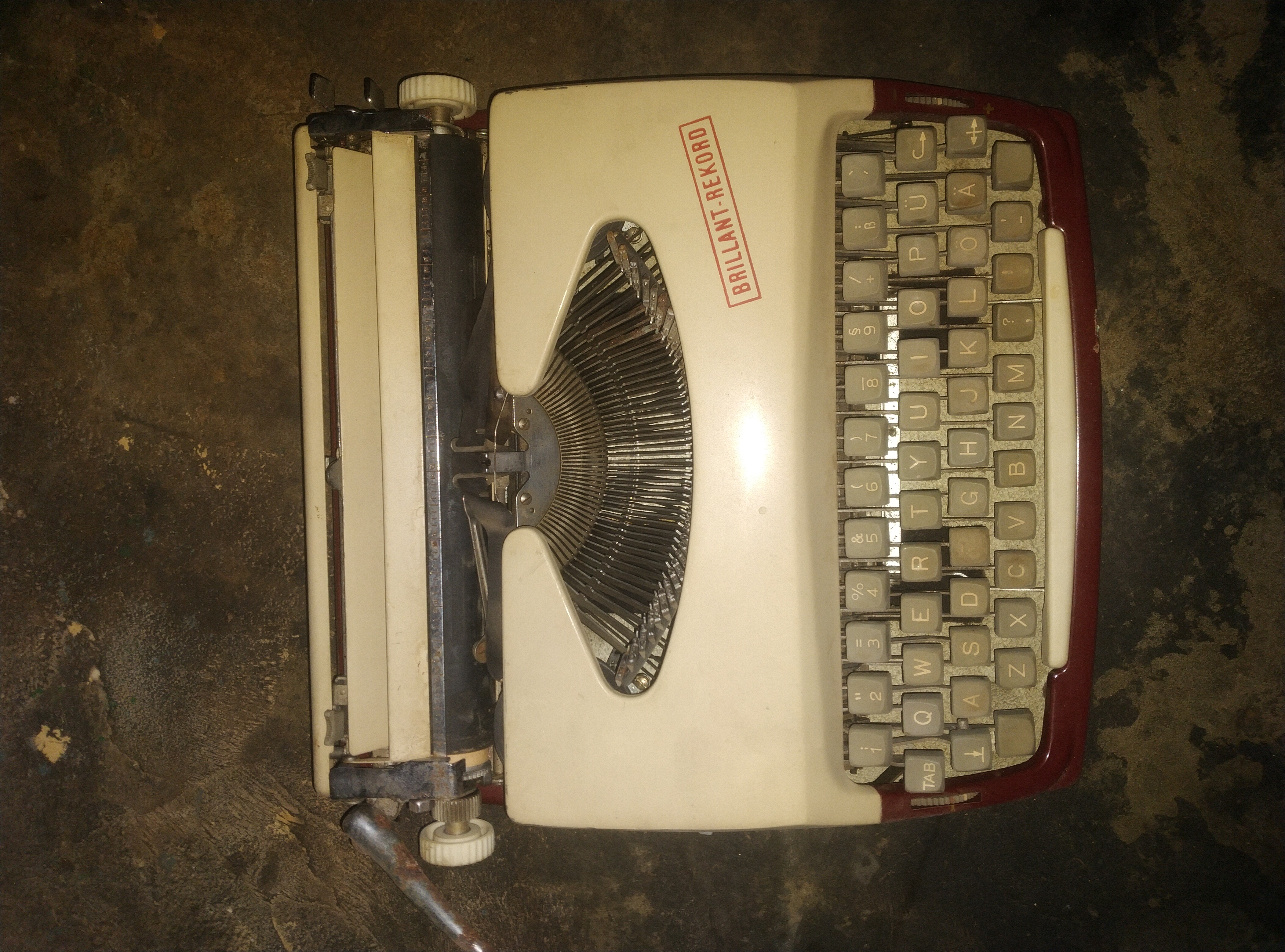 Old typewriter 